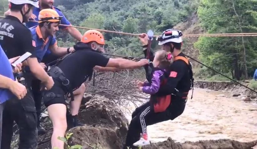 Mahsur kalan 7 kişilik aile, halatlarla kurtarıldı