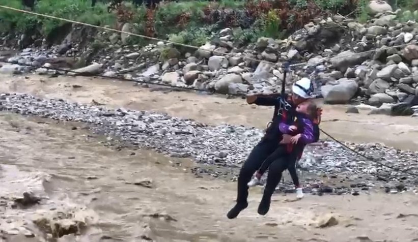 Mahsur kalan 7 kişilik aile, halatlarla kurtarıldı