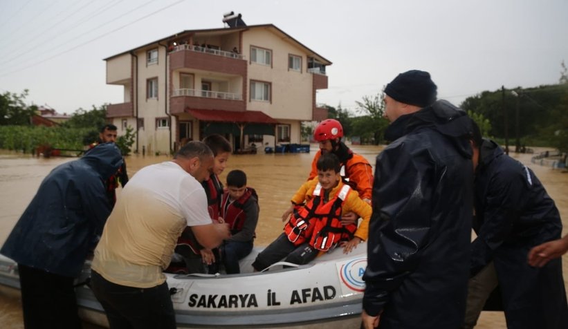 Mahsur kalan öğretmen ve öğrencileri AFAD kurtardı
