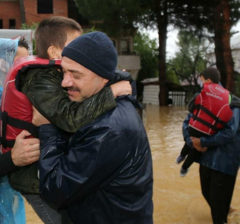 Mahsur kalan öğretmen ve öğrencileri AFAD kurtardı