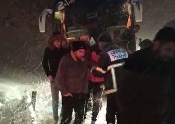 Mahsur kalan yolcular kurtarıldı