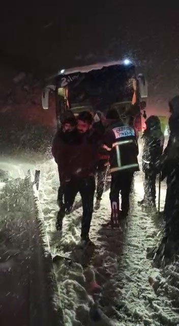 Mahsur kalan yolcular kurtarıldı