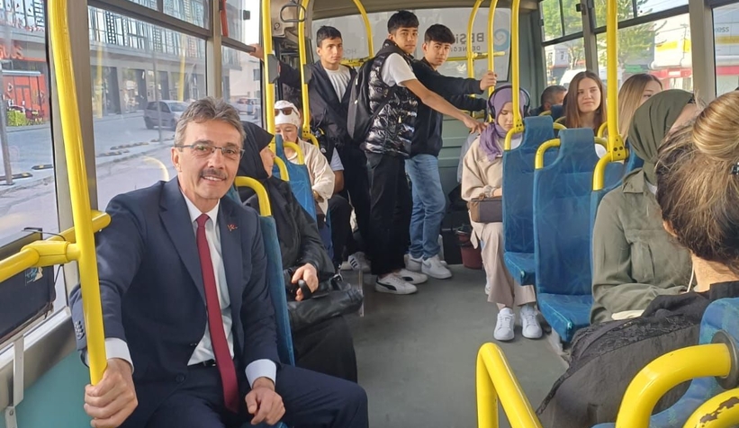makam-araci-kullanmayan-belediye-baskani-ise-otobusle-gidiyorv2yywursax