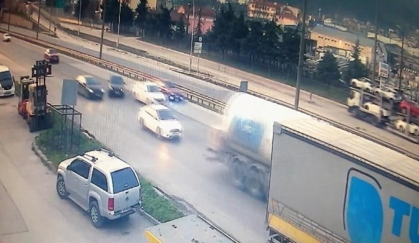 Makas atarken, park halindeki tıra böyle girdi