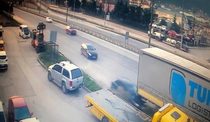 Makas atarken, park halindeki tıra böyle girdi