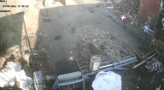 Makineye sıkışıp canından olmuştu, dehşet anları kamerada