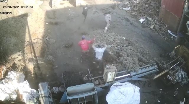 Makineye sıkışıp canından olmuştu, dehşet anları kamerada
