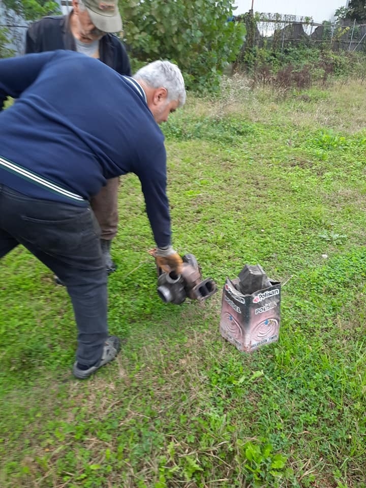 Malzeme çaldı, fark edilince bırakıp kaçtı