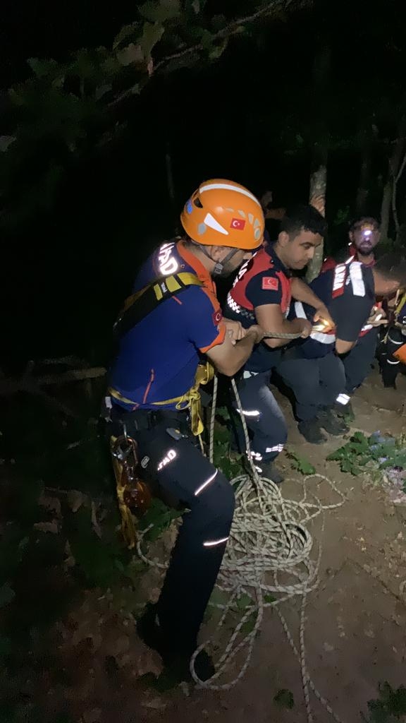 Mantar toplarken dere yatağına düştü, böyle kurtarıldı
