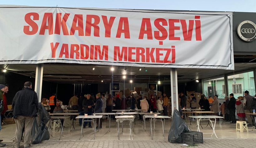 maras-ta-kurulan-sakarya-asevinde-5-bin-depremzedeye-sicak-yemek-cikiyorb2nvulbos1