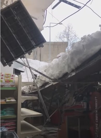 Marketin çatısı çöktü