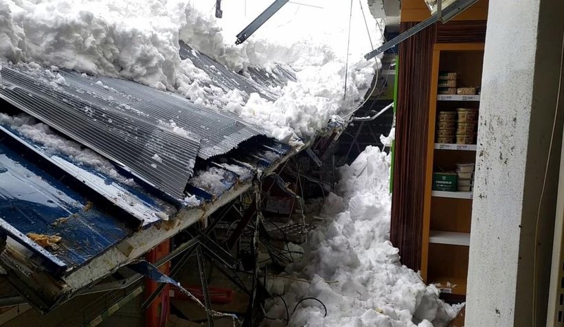 Marketin çatısı çöktü