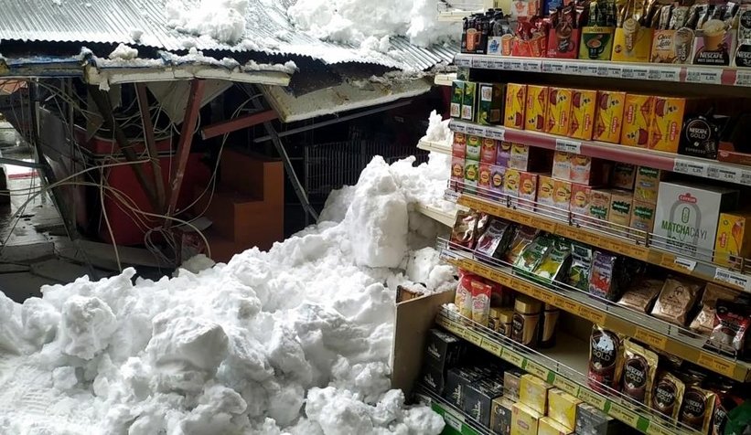 Marketin çatısı çöktü