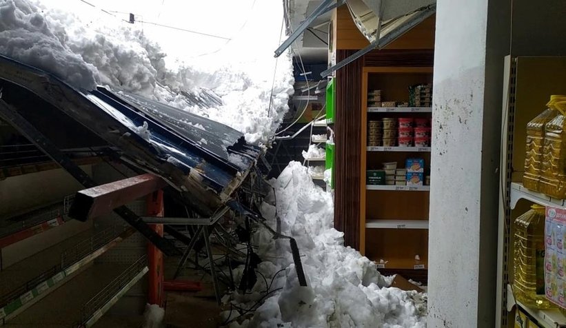 Marketin çatısı çöktü