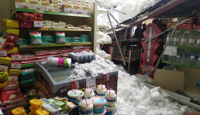 Marketin çatısı çöktü