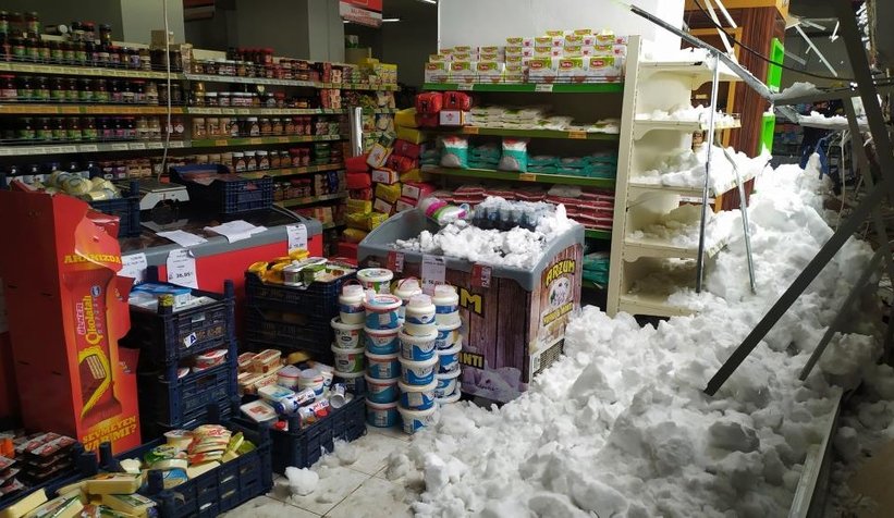 Marketin çatısı çöktü