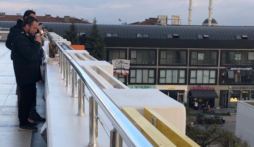 Masa sandalye olmayınca soluğu terasta aldılar