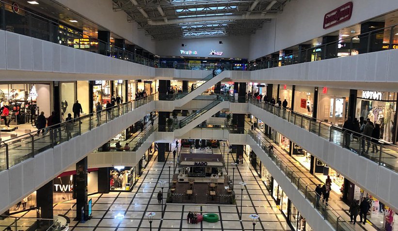 Masa sandalye olmayınca soluğu terasta aldılar