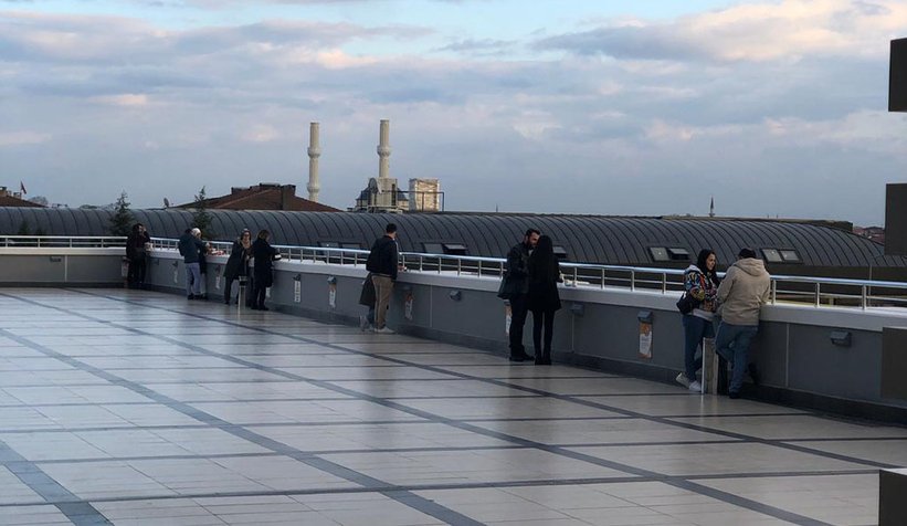 Masa sandalye olmayınca soluğu terasta aldılar