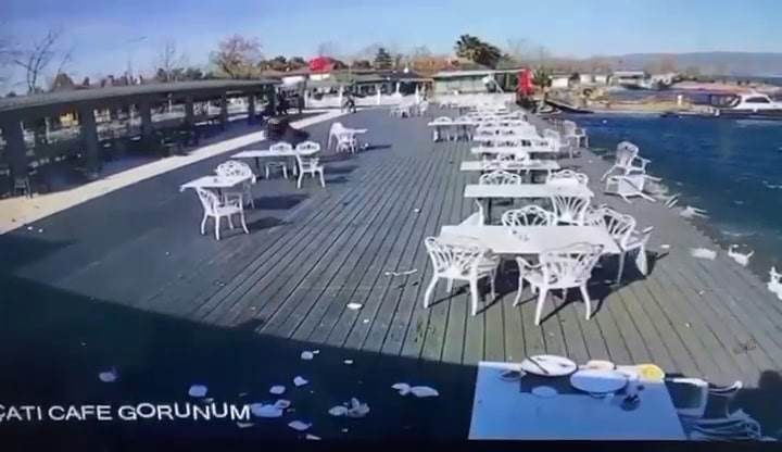 Masa, sandalyeler göle uçtu, müşteriler kaçıştı, o anlar kamerada