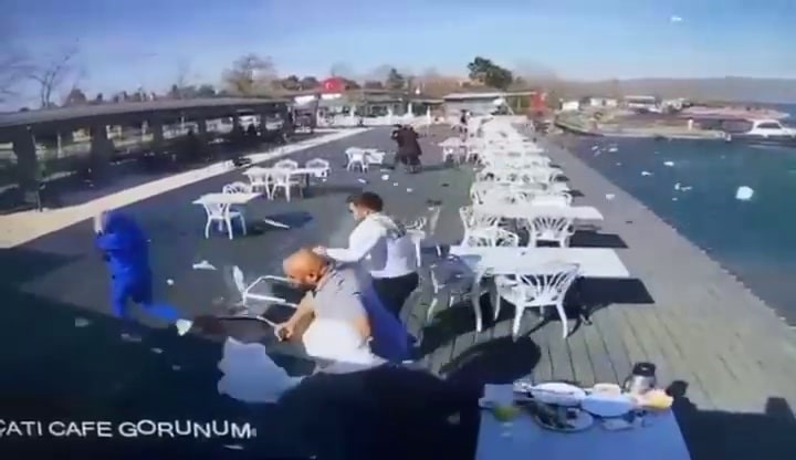 Masa, sandalyeler göle uçtu, müşteriler kaçıştı, o anlar kamerada