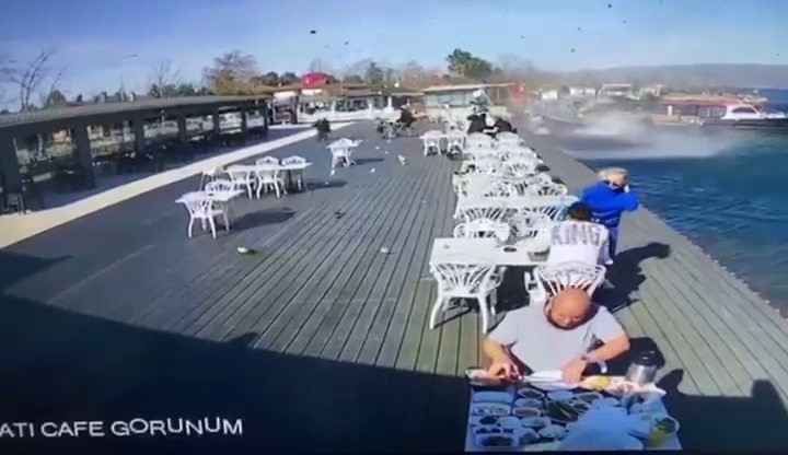 Masa, sandalyeler göle uçtu, müşteriler kaçıştı, o anlar kamerada