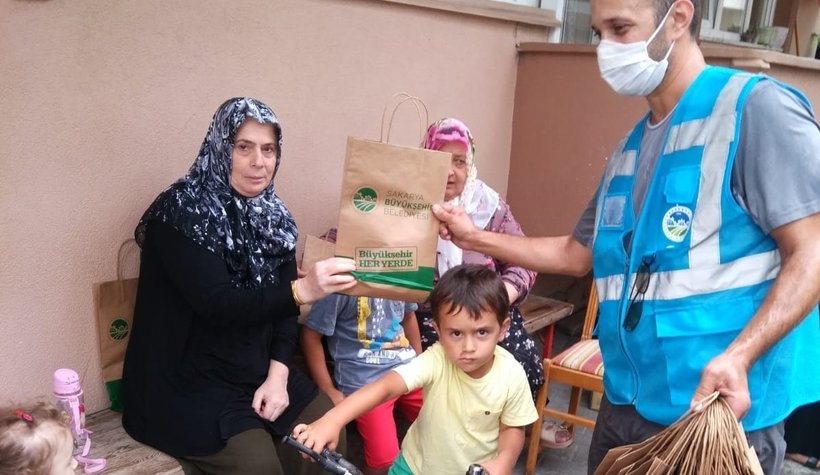 Maske dağıtımı Akyazı ile devam etti