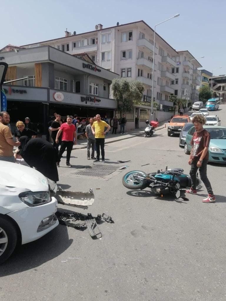mavi-durak-ta-otomobil-ile-motosiklet-carpisticzdxbezoq2