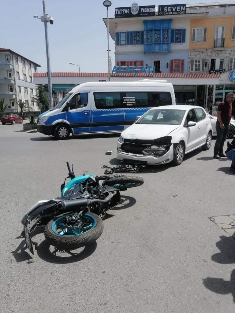 mavi-durak-ta-otomobil-ile-motosiklet-carpisticzdxbezoq2