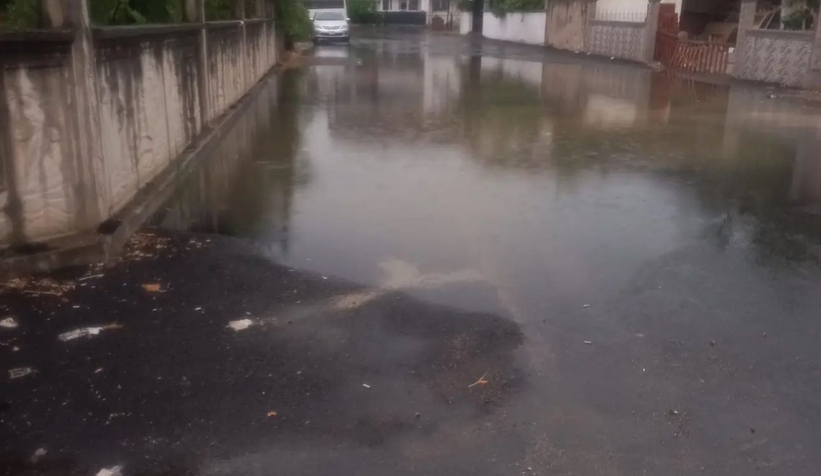 Mazgallar yoldan yüksek yapılınca sokaklar su içinde kaldı