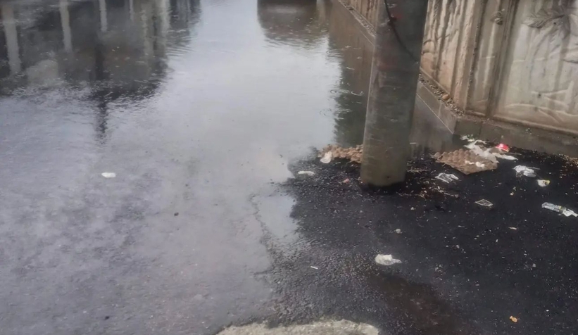 Mazgallar yoldan yüksek yapılınca sokaklar su içinde kaldı