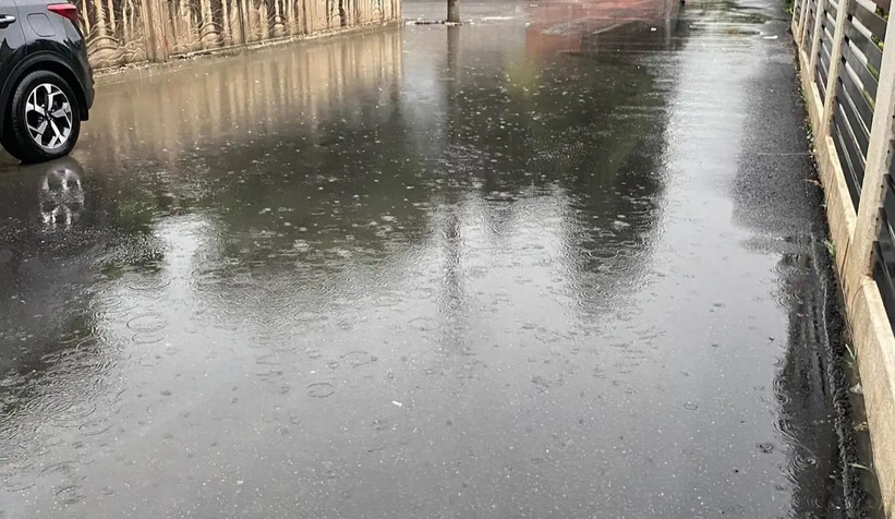 Mazgallar yoldan yüksek yapılınca sokaklar su içinde kaldı