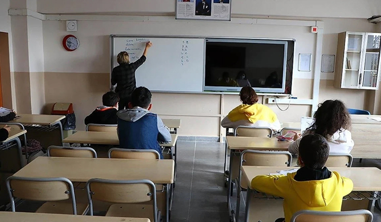 meb-den-yeni-duzenleme-devamsizlik-nedeniyle-sinifta-kalana-yeni-hakbkwyadvyel