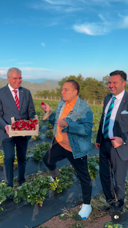 mehmet-ali-erbil-buyuksehirin-cileklerine-hayran-kaldiszu5t1iwvf