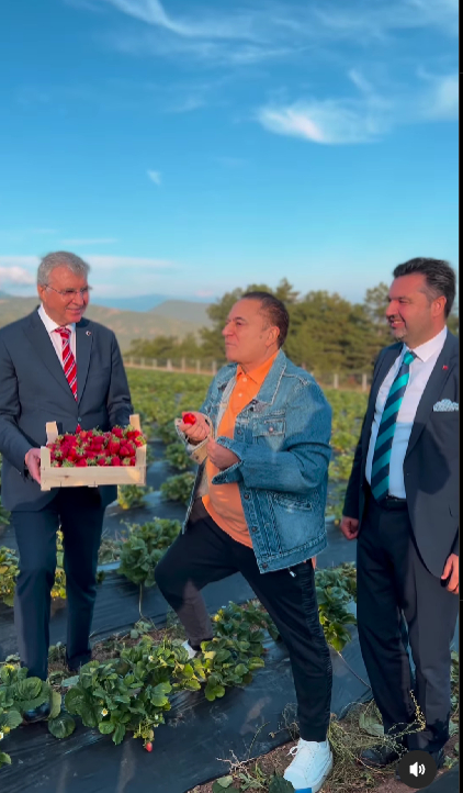 mehmet-ali-erbil-buyuksehirin-cileklerine-hayran-kaldiszu5t1iwvf