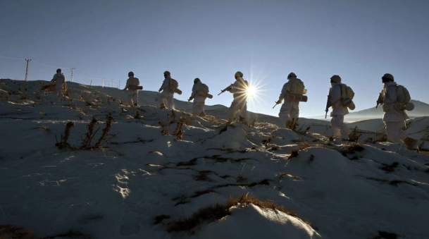 Mehmetçik kar altında hudut güvenliği için görevde