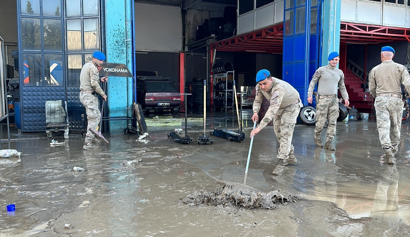 Mehmetçik temizliğe destek veriyor