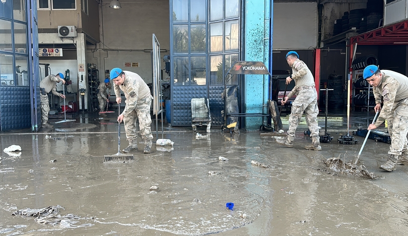 Mehmetçik temizliğe destek veriyor