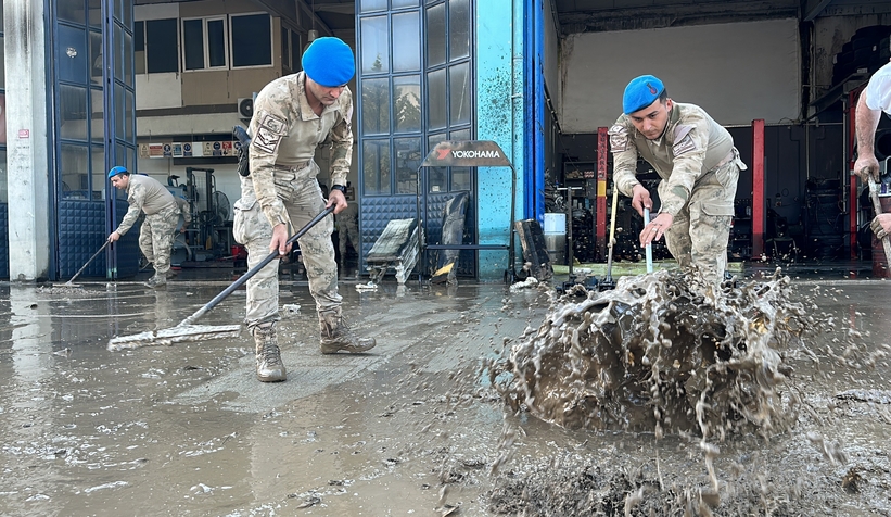 Mehmetçik temizliğe destek veriyor