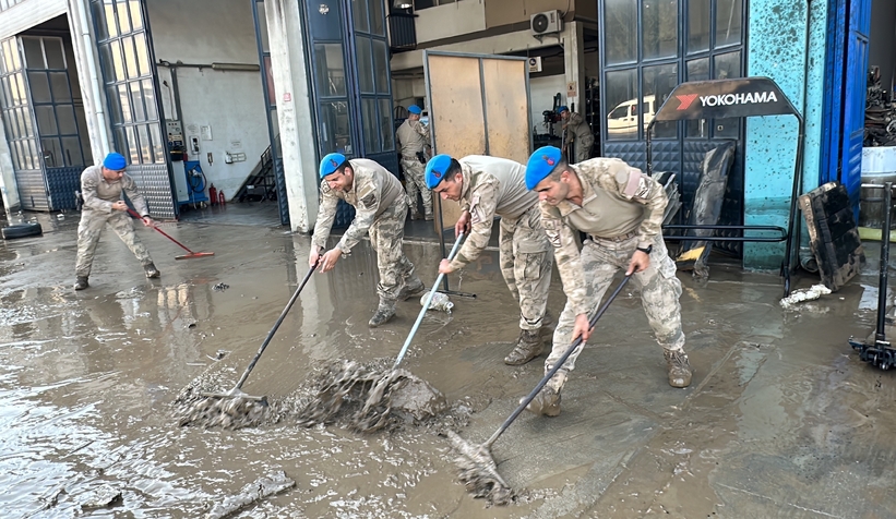 Mehmetçik temizliğe destek veriyor