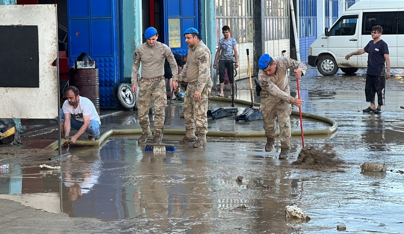 Mehmetçik temizliğe destek veriyor