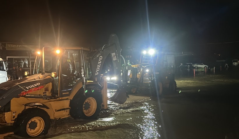 Melen Çayı taştı, 1000’e yakın araç tahliye edildi