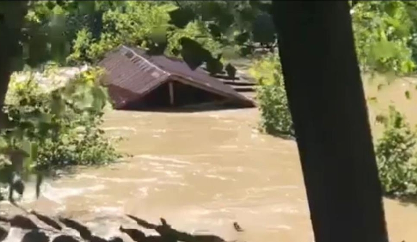 Melen'de ahşap ev sulara gömüldü