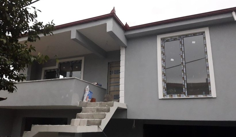 Mesai arkadaşlarının yanan evini yaptılar