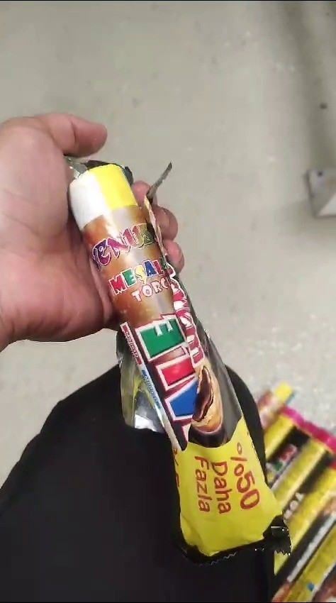 Meşaleleri bisküvi ve cips paketleri içine gizlemişler