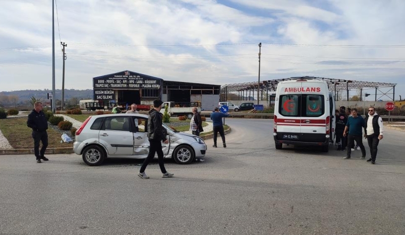  Metal hurda yüklü tır ile otomobil çarpıştı: 1 yaralı