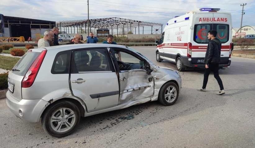  Metal hurda yüklü tır ile otomobil çarpıştı: 1 yaralı