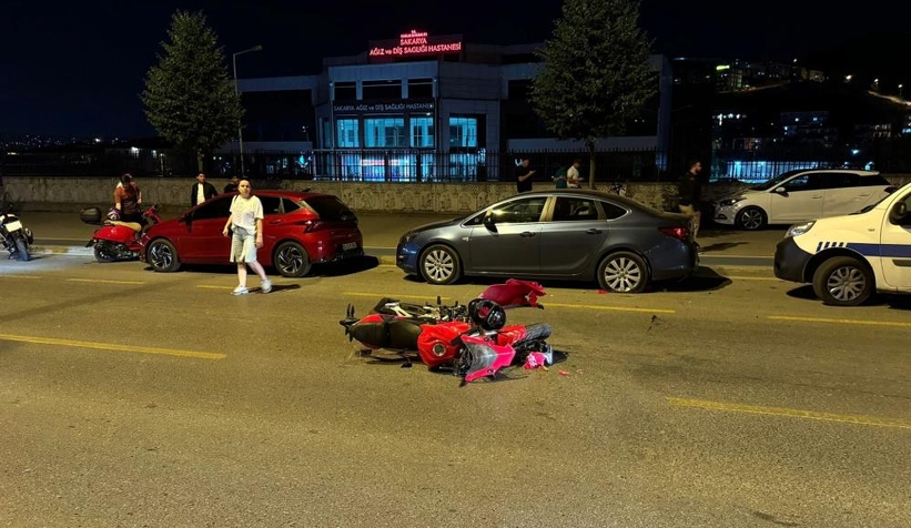 Metrelerce sürüklenen motosikletli kadın otomobilin altında kaldı