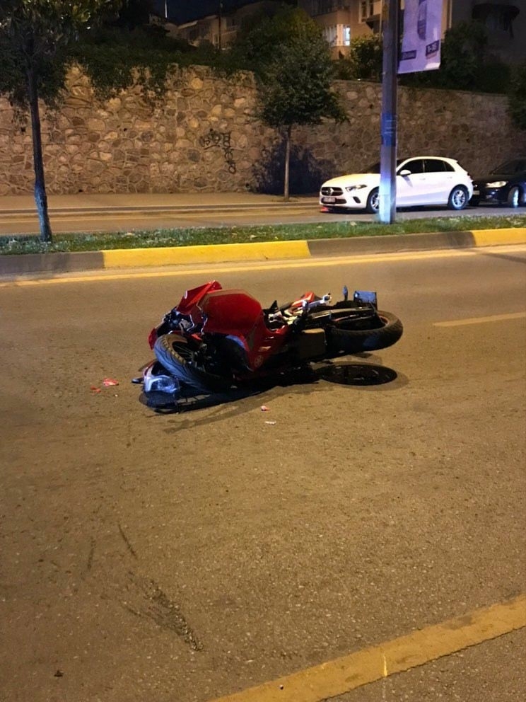 Metrelerce sürüklenen motosikletli kadın otomobilin altında kaldı