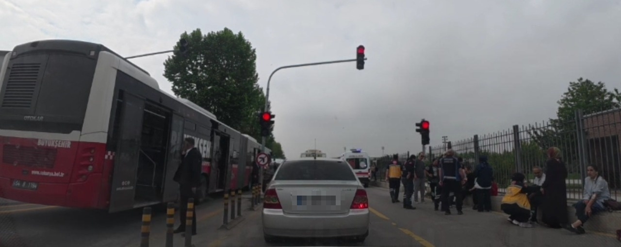 Metrobüs kaza yaptı: Yaralılar var
